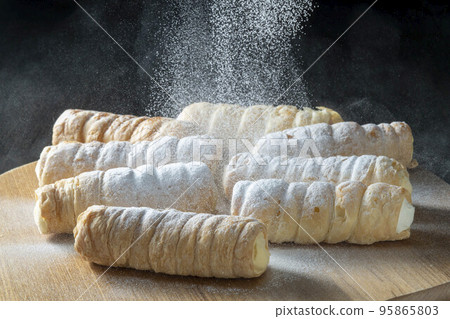 Colonel roll cake baked with delicious pie crust Colonel roll cake baked with delicious pie crust 95865803