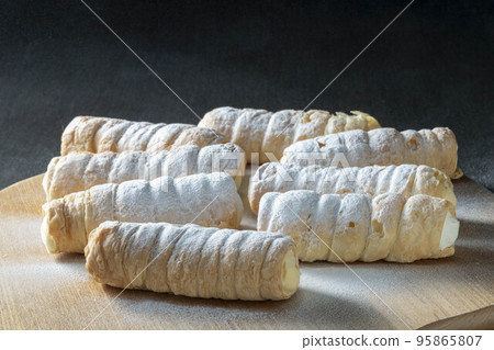 Colonel roll cake baked with delicious pie crust Colonel roll cake baked with delicious pie crust 95865807