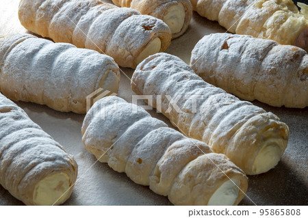 Colonel roll cake baked with delicious pie crust Colonel roll cake baked with delicious pie crust 95865808