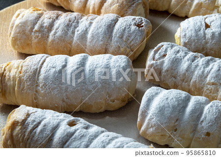 Colonel roll cake baked with delicious pie crust Colonel roll cake baked with delicious pie crust 95865810