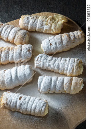 Colonel roll cake baked with delicious pie crust Colonel roll cake baked with delicious pie crust 95865812