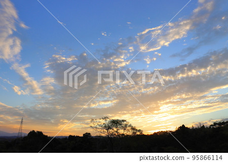 秋天的黃昏天空雲 95866114