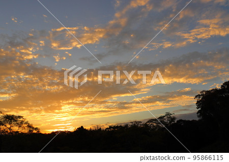 秋天的黃昏天空雲 95866115