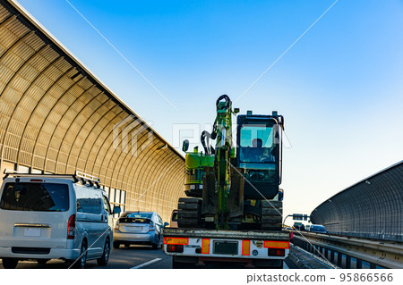 Tokyo Gaikan Expressway Transportation of Yumbo by truck crane car Tokyo Gaikan Expressway Transportation of Yumbo by truck crane car 95866566