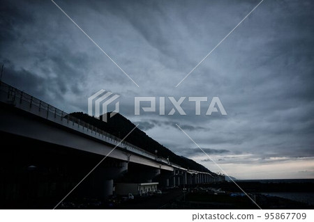 Disturbing sky 95867709