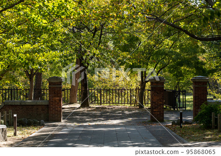 Scenery inside Kokura Castle in autumn 95868065