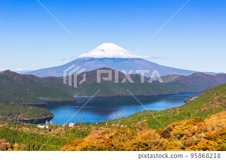 Lake Ashinoko and Mt. Fuji in autumn leaves 95868218