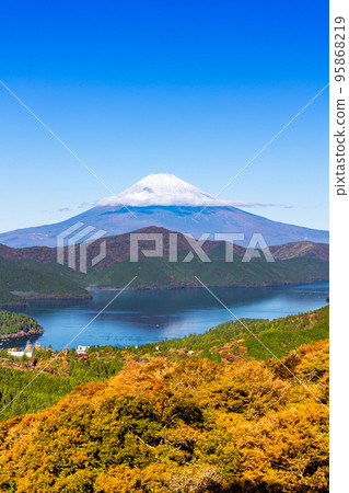 Ashinoko湖和秋葉的富士山 95868219