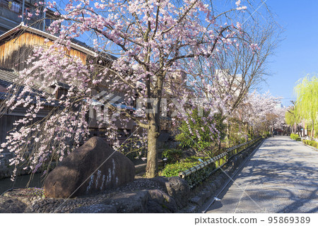 Kyoto Gion Kakukakuni Monument and Shirakawa Minami Dori in Spring 95869389