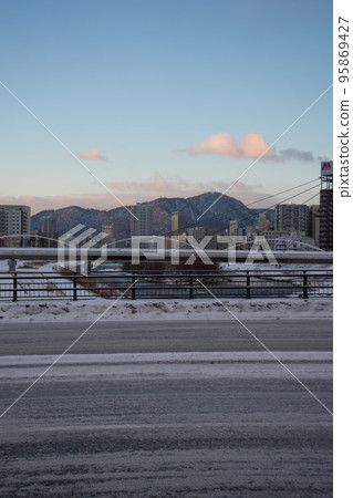 冬季河流和城市景觀 95869427