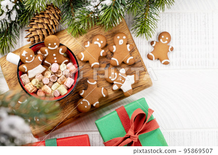 Gingerbread man cookies in a cup with marshmallow 95869507