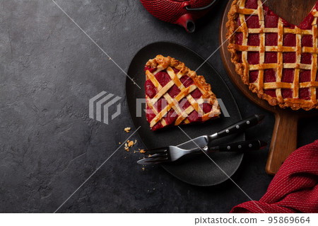 Sweet raspberry and strawberry jam cake Sweet raspberry and strawberry jam cake 95869664