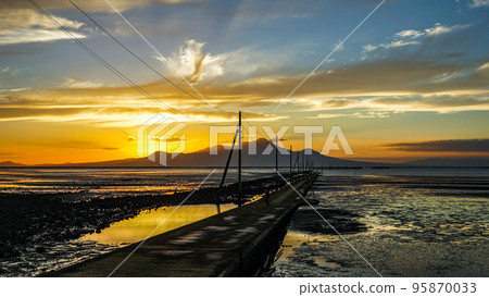 Nagabeda Kaidokoro (Uto City, Kumamoto Prefecture) stretches across the tidal flats at sunset 95870033