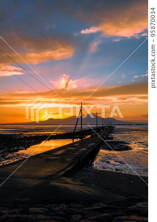 Nagabeda Kaidokoro (Uto City, Kumamoto Prefecture) stretches across the tidal flats at sunset 95870034