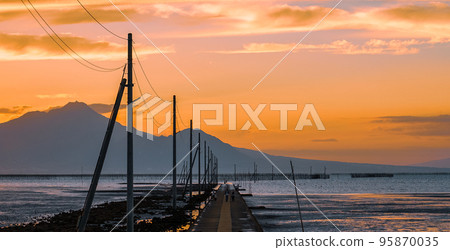Nagabeda Kaidokoro (Uto City, Kumamoto Prefecture) stretches across the tidal flats at sunset 95870035