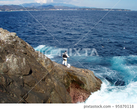 在南伊豆近海“橫根”進行岸釣。一個美麗的釣魚點，擁有晴朗的天空和深藍色的海面。 95870118