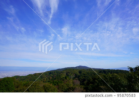 從秋天的早晨鐘聲響起的天文台看到的生駒山山頂 95870583