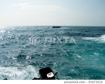 A landscape photograph of a fishing seat that impresses with a set of white rock fishing Komase Bakkan against the backdrop of the bleached shore. A landscape photograph of a fishing seat that impresses with a set of white rock fishing Komase Bakkan against the backdrop of the bleached shore. 95871018