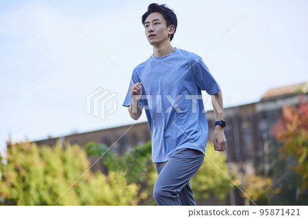 穿著運動服的日本年輕人 穿著運動服的日本年輕人 95871421