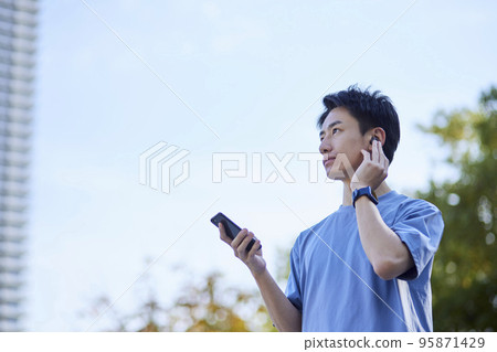 穿著運動服的日本年輕人 穿著運動服的日本年輕人 95871429