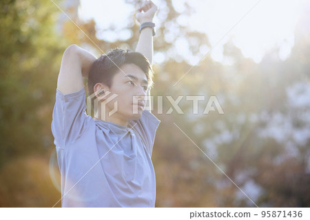 穿著運動服的日本年輕人 穿著運動服的日本年輕人 95871436