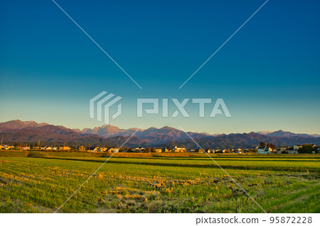 秋夜從富山縣上市町看到的北阿爾卑斯山、立山山脈、鶴木山 95872228