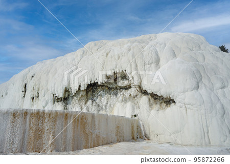 Famous for a carbonate mineral left by the flowing of thermal spring water. Famous for a carbonate mineral left by the flowing of thermal spring water. 95872266