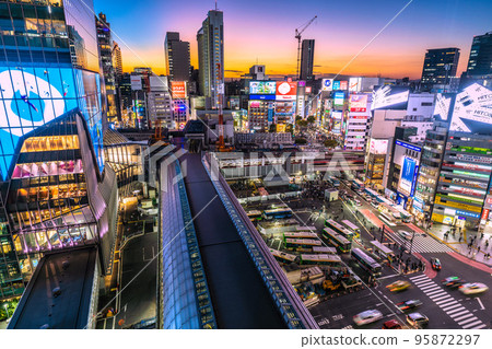 Tokyo cityscape in Japan Halo production. Shibuya Halloween “Frenzy” without request for self-restraint for the first time in 3 years = 31st 95872297