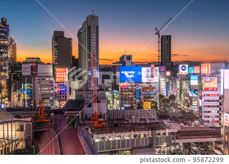 日本東京城市景觀 Halo 生產。澀谷萬聖節“Frenzy”三年來第一次沒有要求自我約束=第31次 日本東京城市景觀 Halo 生產。澀谷萬聖節“Frenzy”三年來第一次沒有要求自我約束=第31次 95872299