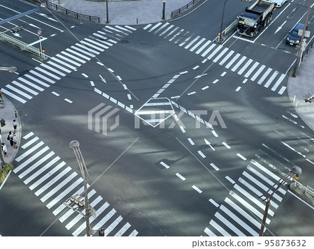 日本的十字路口 95873632