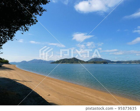 West Coast of Momoshima Beautiful Sandy Beach Scenery (Onomichi City, Hiroshima Prefecture) West Coast of Momoshima Beautiful Sandy Beach Scenery (Onomichi City, Hiroshima Prefecture) 95873635
