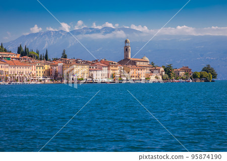 Idyllic lake Garda coastline and mediterranean village with sailboats, Italy 95874190