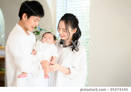 Easy-to-use family portrait in the living room with copy space on the right Easy-to-use family portrait in the living room with copy space on the right 95874340