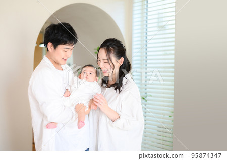 Easy-to-use family portrait in the living room with copy space 95874347