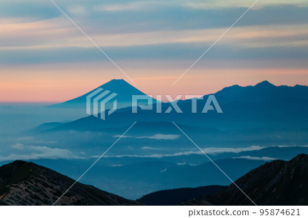從大天城看黎明時分的富士山和南阿爾卑斯山 95874621