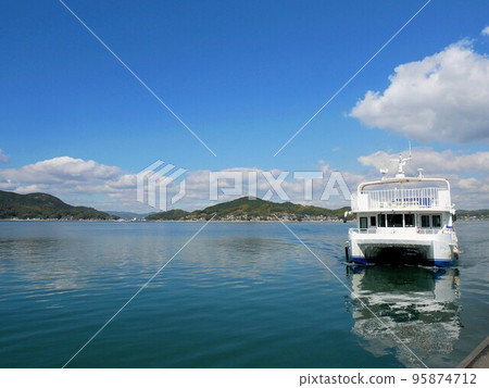Ferry arriving at Momoshima Fukuda Port (Onomichi City, Hiroshima Prefecture) 95874712