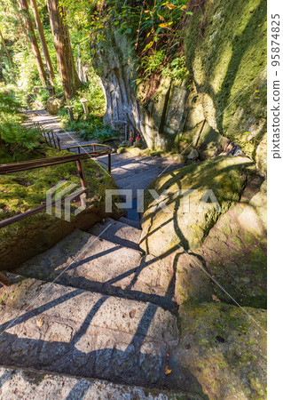 (山形縣)秋山寺(立柱寺)通往參道的石階 (山形縣)秋山寺(立柱寺)通往參道的石階 95874825