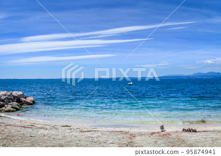 Idyllic lake Garda coastline in Lazise with boat, Northern Italy 95874941