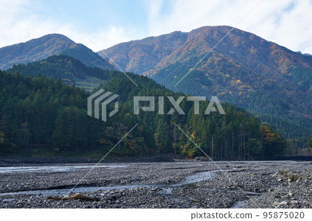 Autumn leaves upstream of the Oshiro River Sabo Dam, Yamanashi Prefecture 95875020