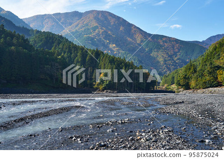 Autumn leaves upstream of the Oshiro River Sabo Dam, Yamanashi Prefecture 95875024