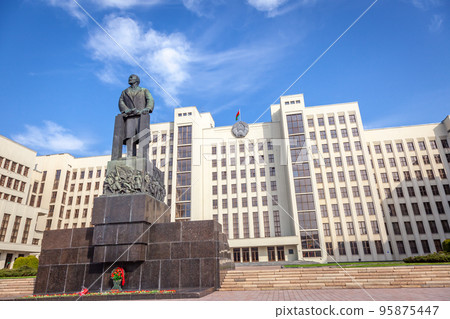 Soviet Lenin and Belarussian Parliament, Independence square in Minsk, Belarus Soviet Lenin and Belarussian Parliament, Independence square in Minsk, Belarus 95875447