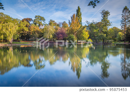 Lake reflection, peaceful autumn landscape of Stadtpark in Vienna, Austria 95875453