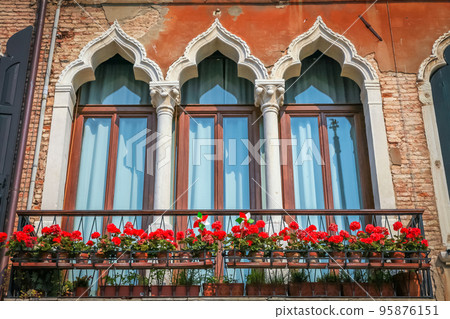 Byzantine arquitecture in romantic Venice at springtime, Italy 95876151