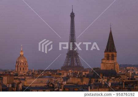Eiffel tower and Les Invalides at golden sunrise, Paris cityscape, France 95876192