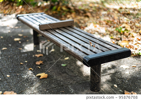 公園的長椅上 95876708