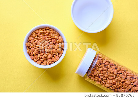 黃色背景下的寵物食品 95876765