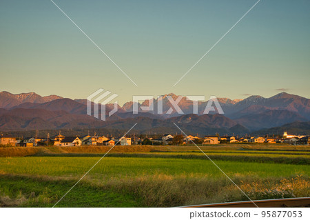 從富山縣上市町看到的北阿爾卑斯山、立山山脈、鶴木山 95877053
