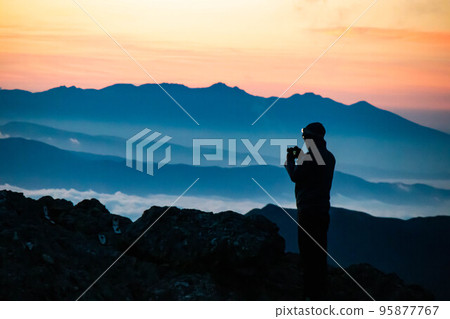 登山者在山頂看日出 1 95877767