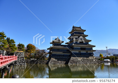 Shinshu's famous castle Matsumoto Castle, a national treasure in the blue sky in autumn Shinshu's famous castle Matsumoto Castle, a national treasure in the blue sky in autumn 95879274