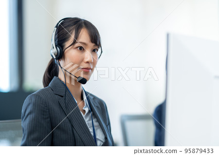 A woman who works in a call center. 95879433
